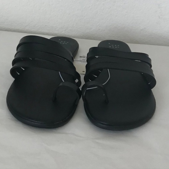 A New Day Black Toe Ring Sandals - Picture 9 of 11